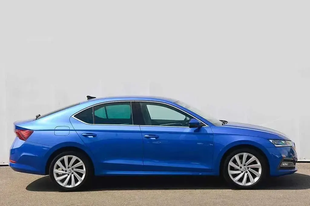 Used Skoda Octavia SE L First Edition 150 HP (110 kW) 2020 Race blue metallic Hatchback