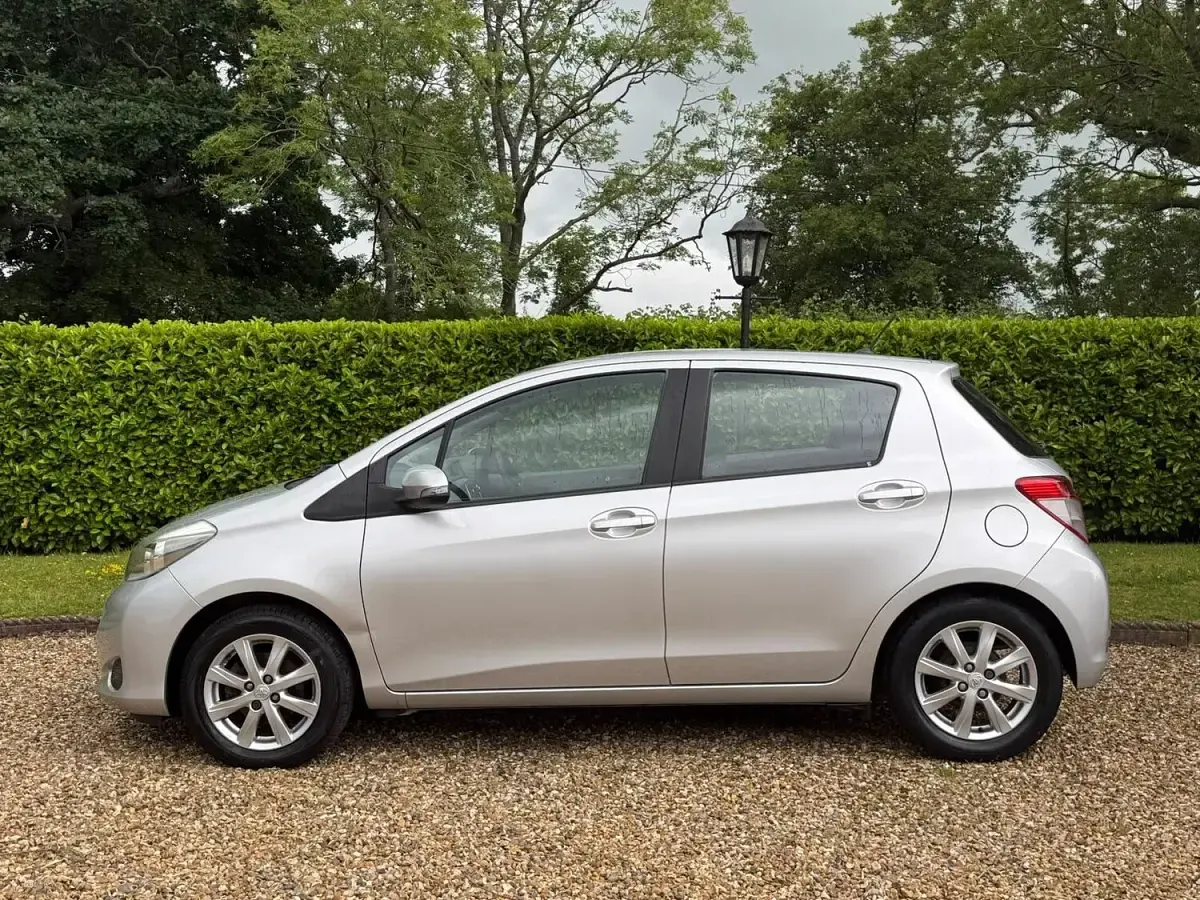 Used Toyota Yaris Multidrive S 101 HP (74 kW) 2012 Silver Hatchback