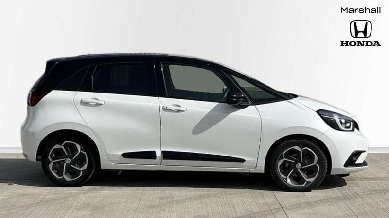 Used Honda Jazz Hybrid 109 HP (80 kW) 2022 White Hatchback