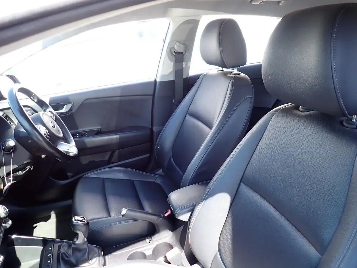 Used Kia Rio 99 HP (72 kW) 2017 Blue Hatchback