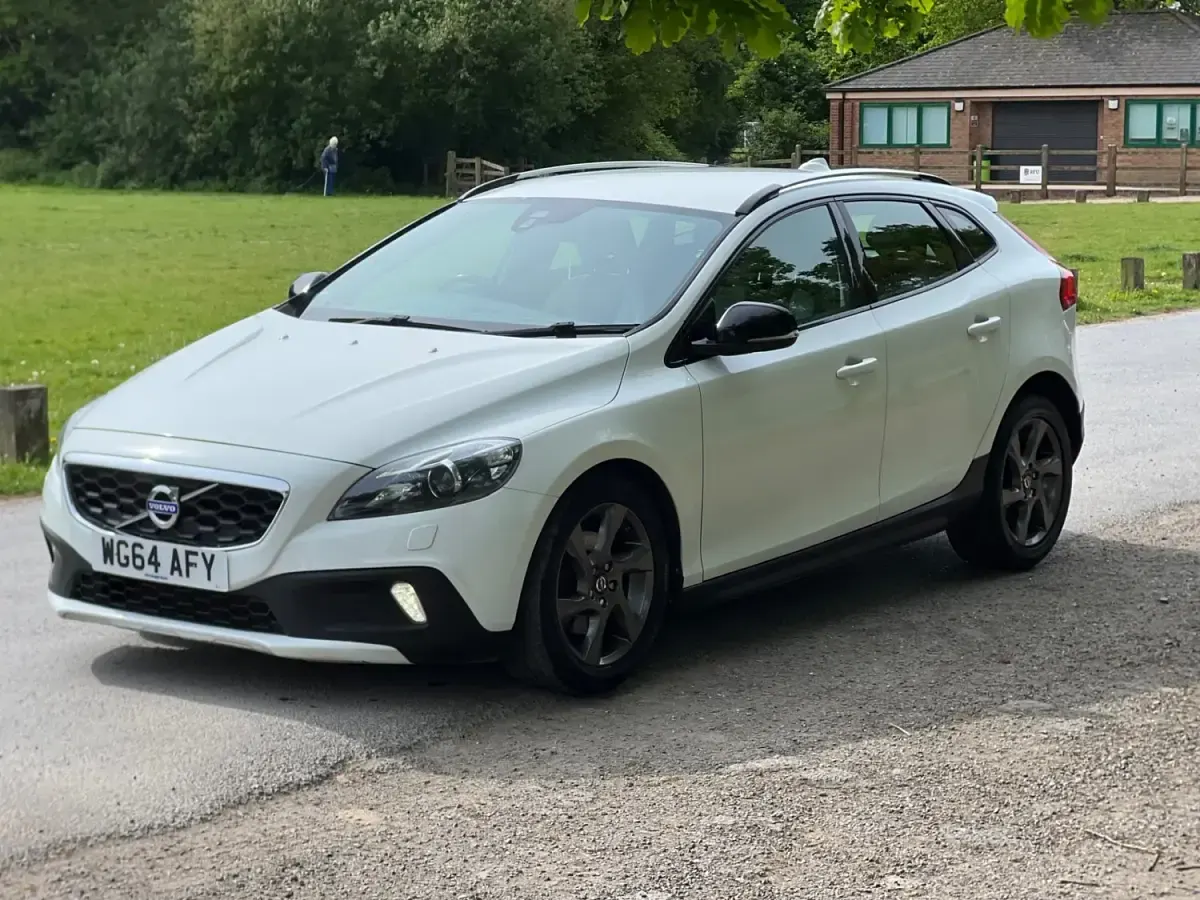 Begagnad Volvo V40 2014 Vit Halvkombi