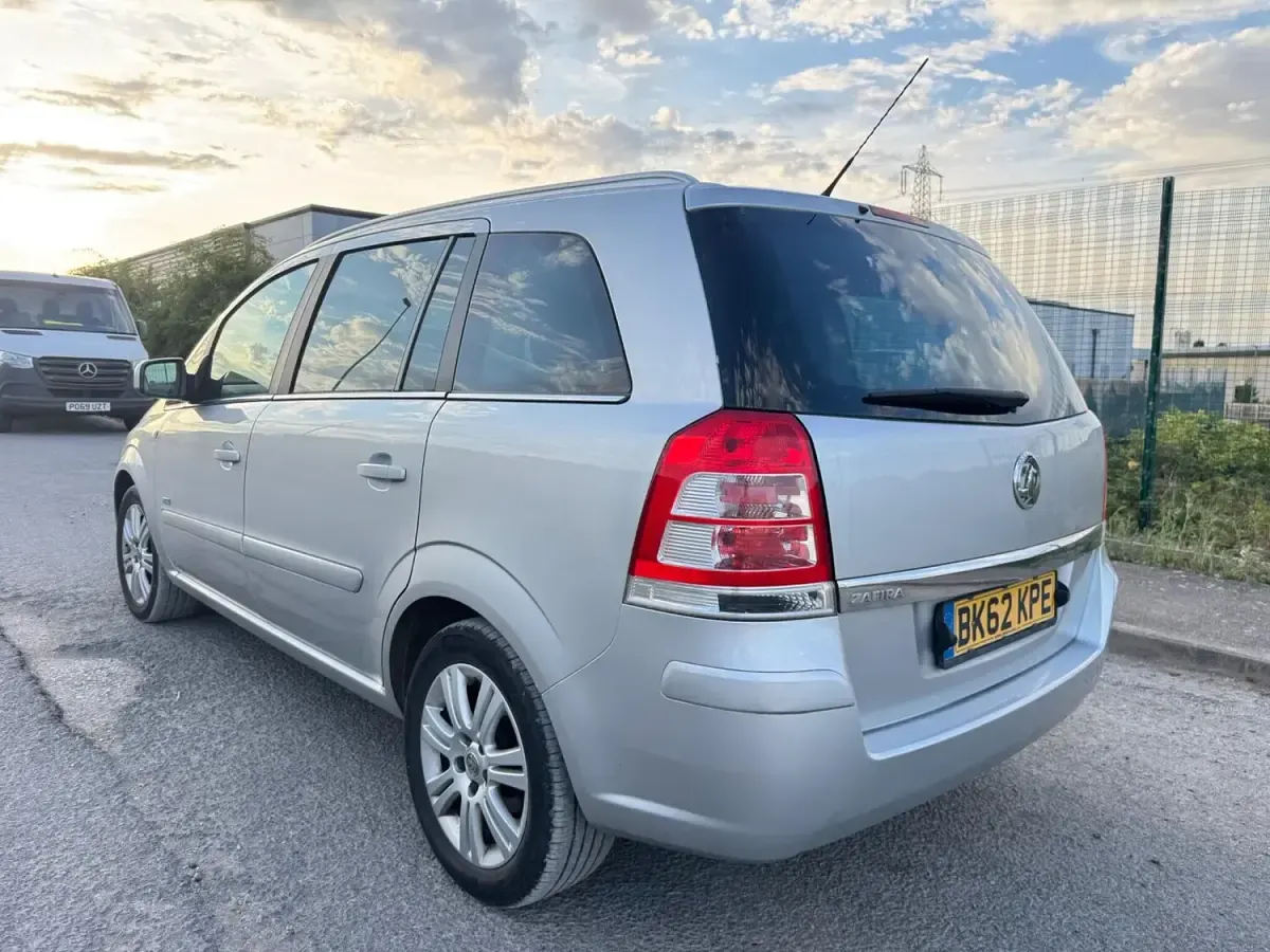 Used Vauxhall Zafira Design Edition 120 HP (88 kW) 2012 Silver MPV