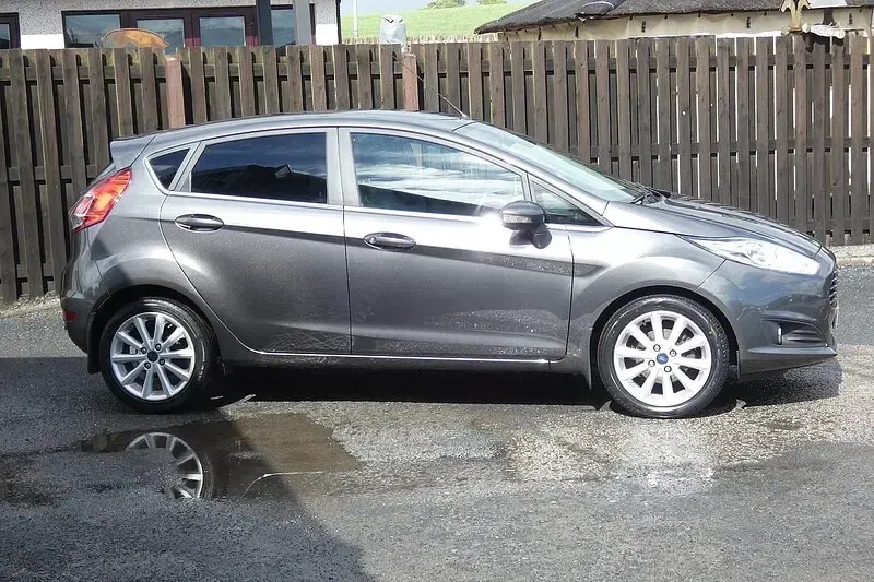 Used Ford Fiesta Titanium 100 HP (73 kW) 2016 Grey Hatchback