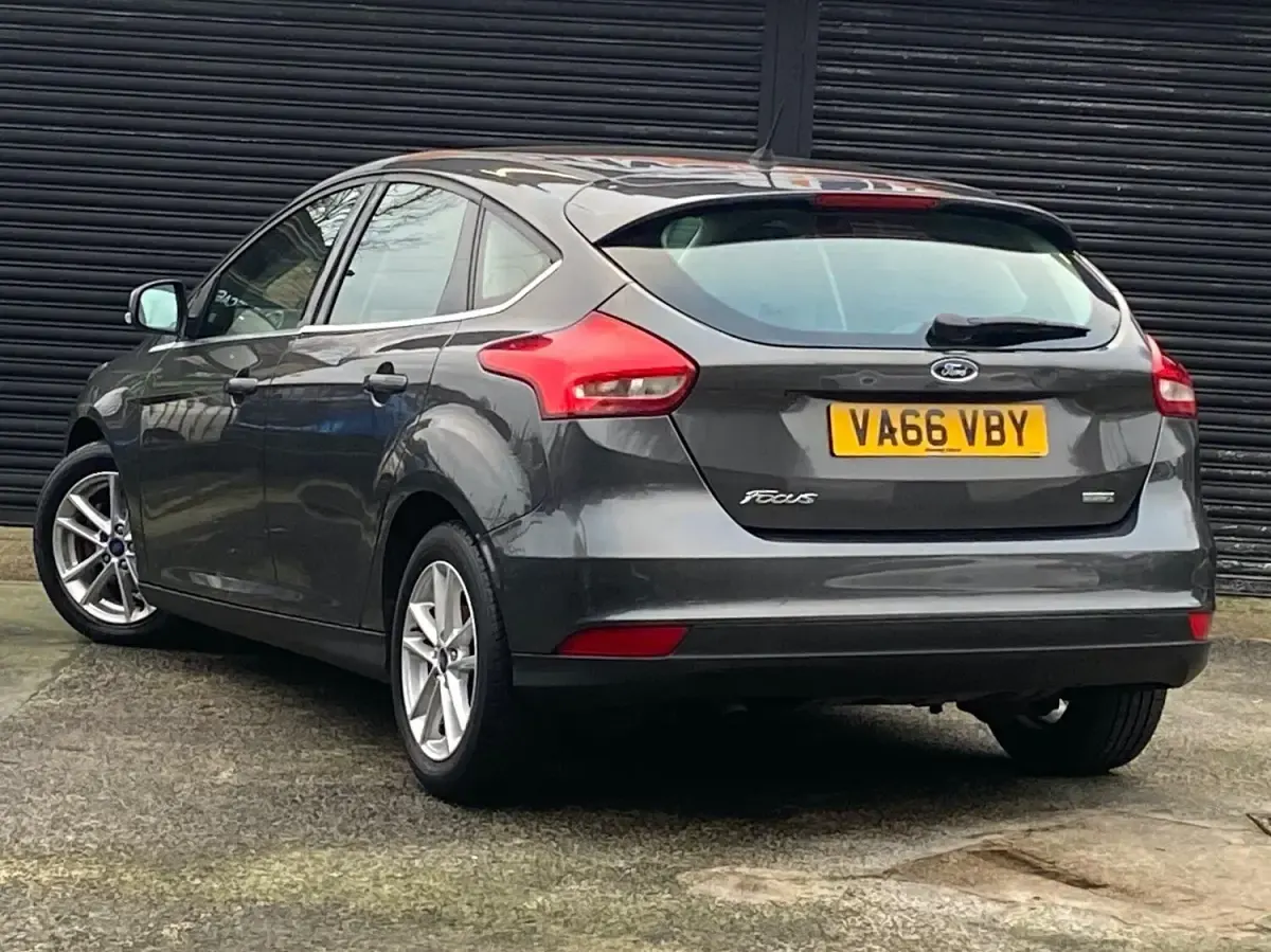Used Ford Focus Zetec 125 HP (91 kW) 2017 Grey Hatchback