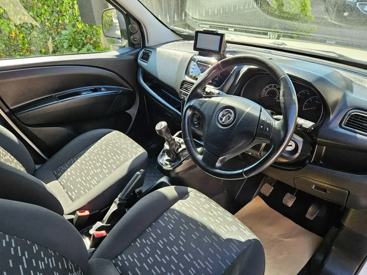 Usado Vauxhall Combo S 95 HP (69 kW) 2017 Branco Monovolume