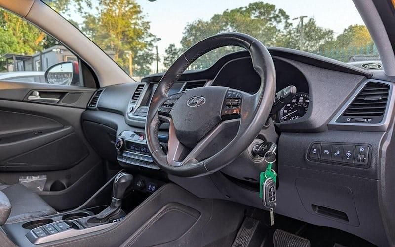 Used Hyundai Tucson Premium 185 HP (136 kW) 2015 Red SUV