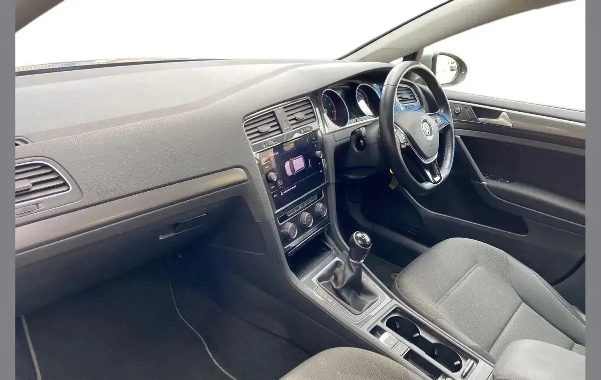 Used VW Golf VII SE 128 HP (94 kW) 2018 Silver Hatchback