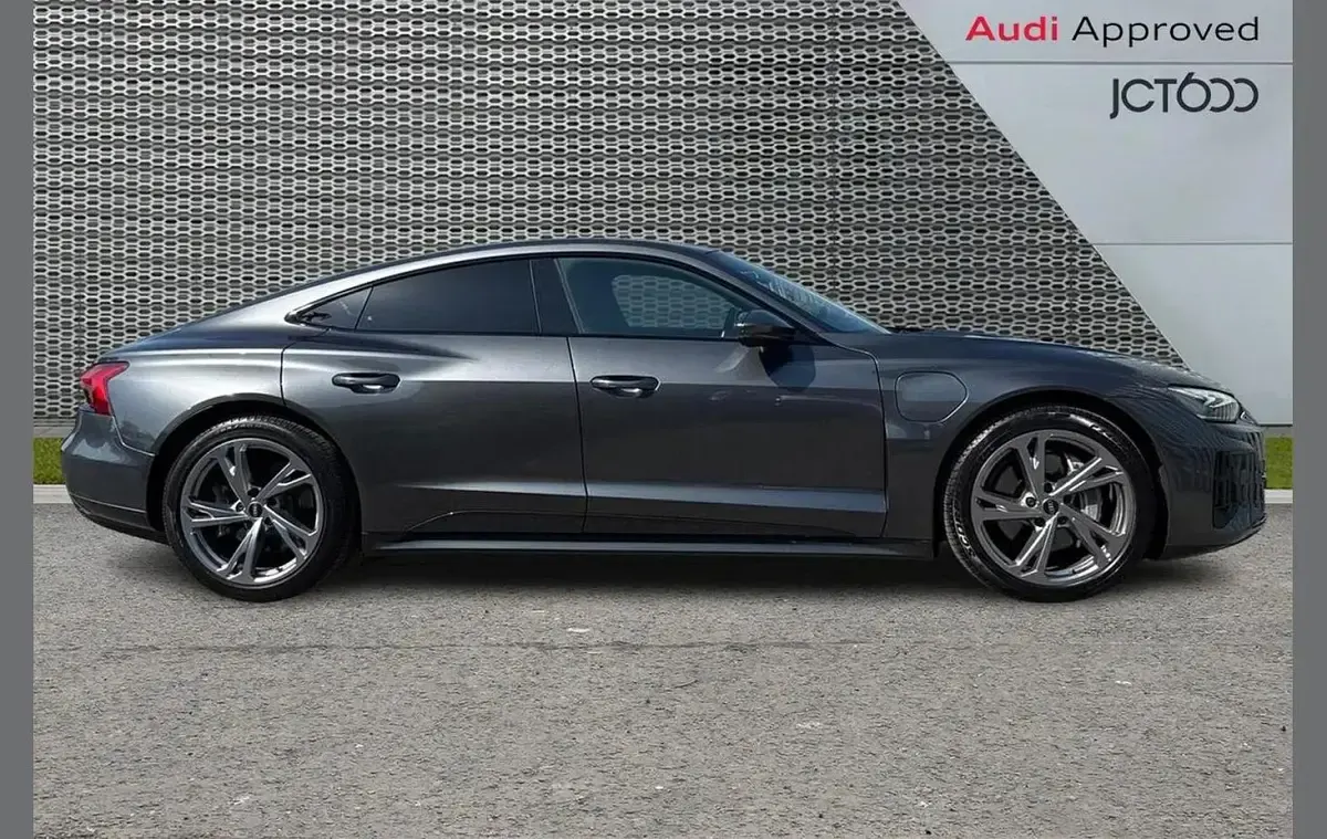 Usado Audi e-tron GT quattro Comfort 384 kW (523 HP) 2023 Cinzento Sedan