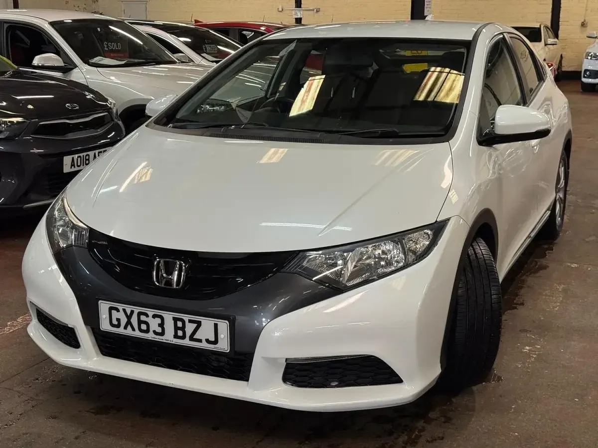 Used Honda Civic SE 100 HP (73 kW) 2013 White Hatchback