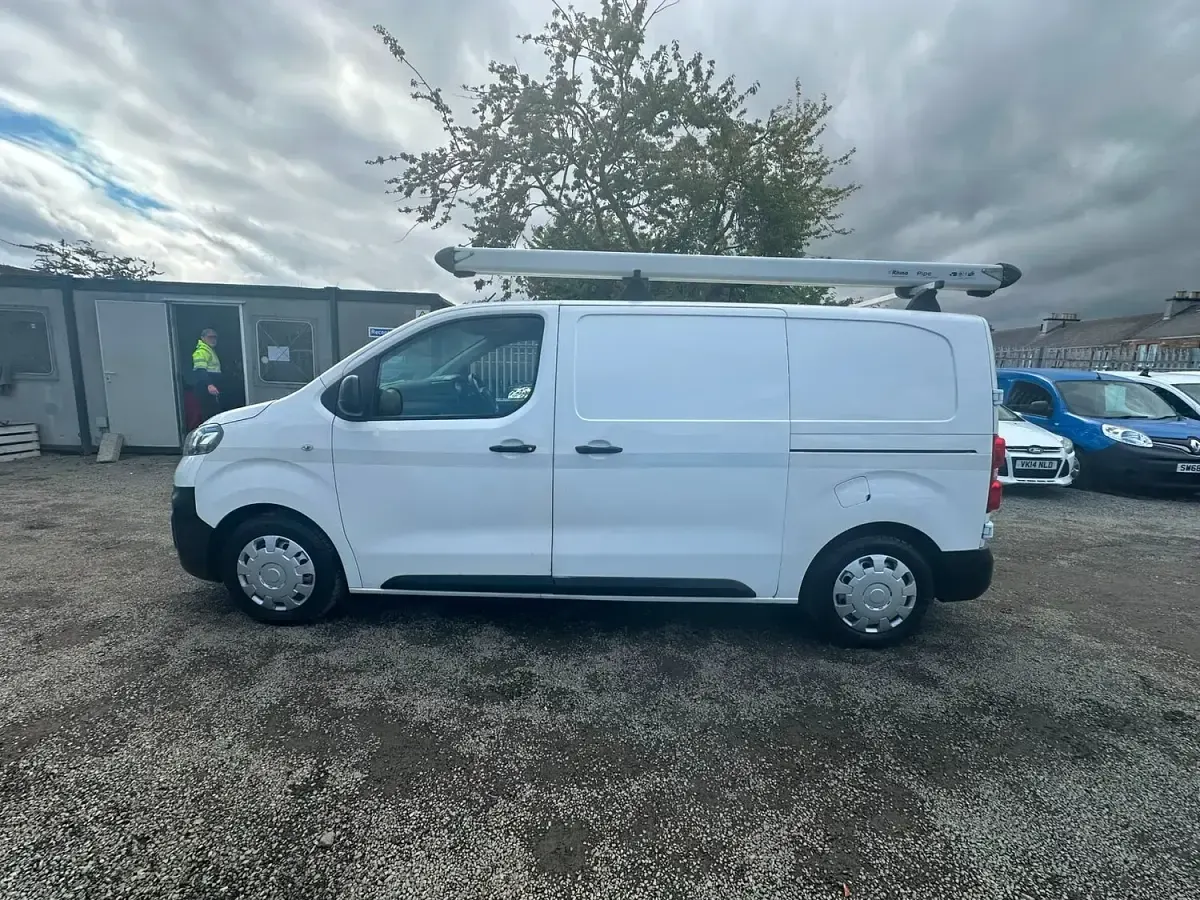 Used Vauxhall Vivaro Edition 100 HP (73 kW) 2019 White MPV