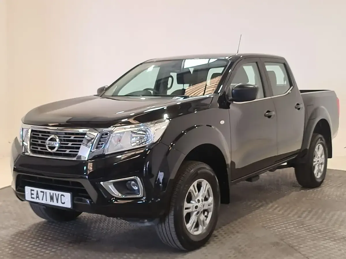 Used Nissan Navara Acenta 163 HP (119 kW) 2021 Black Pickup