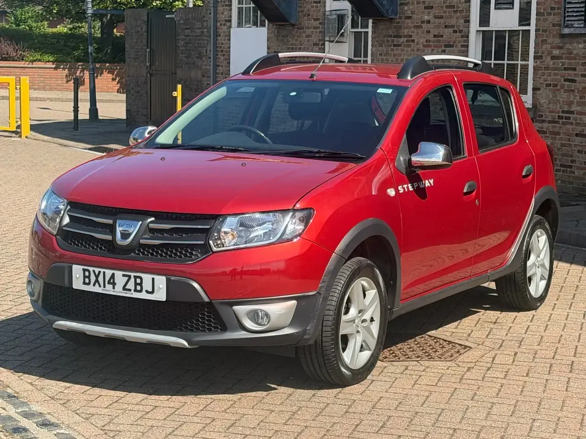 Used Dacia Sandero Lauréate 90 HP (66 kW) 2014 Red Hatchback