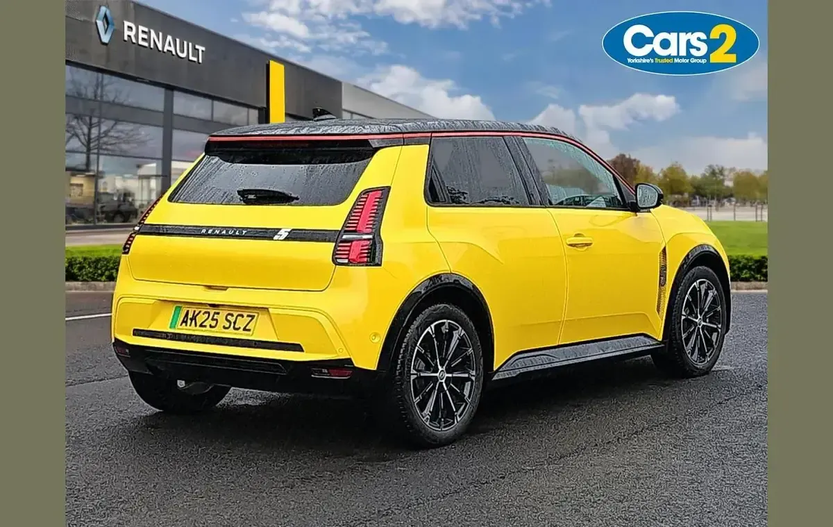 Used Renault R5 Iconic 110 kW (150 HP) 2025 Yellow/black  Hatchback