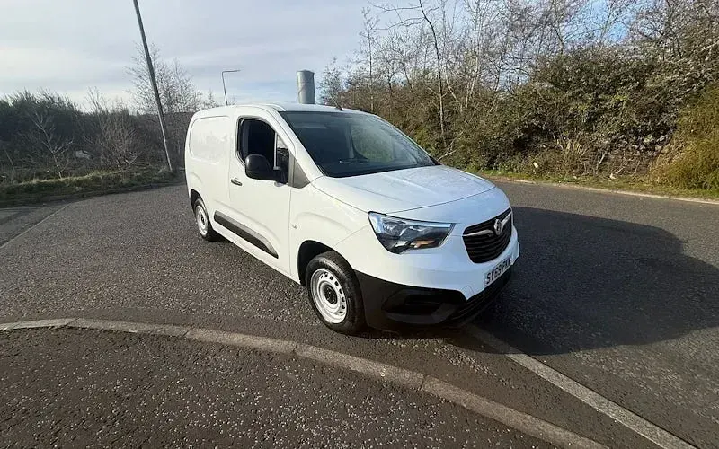 Käytetty Vauxhall Combo Edition 101 HP (74 kW) 2021 Tila-auto