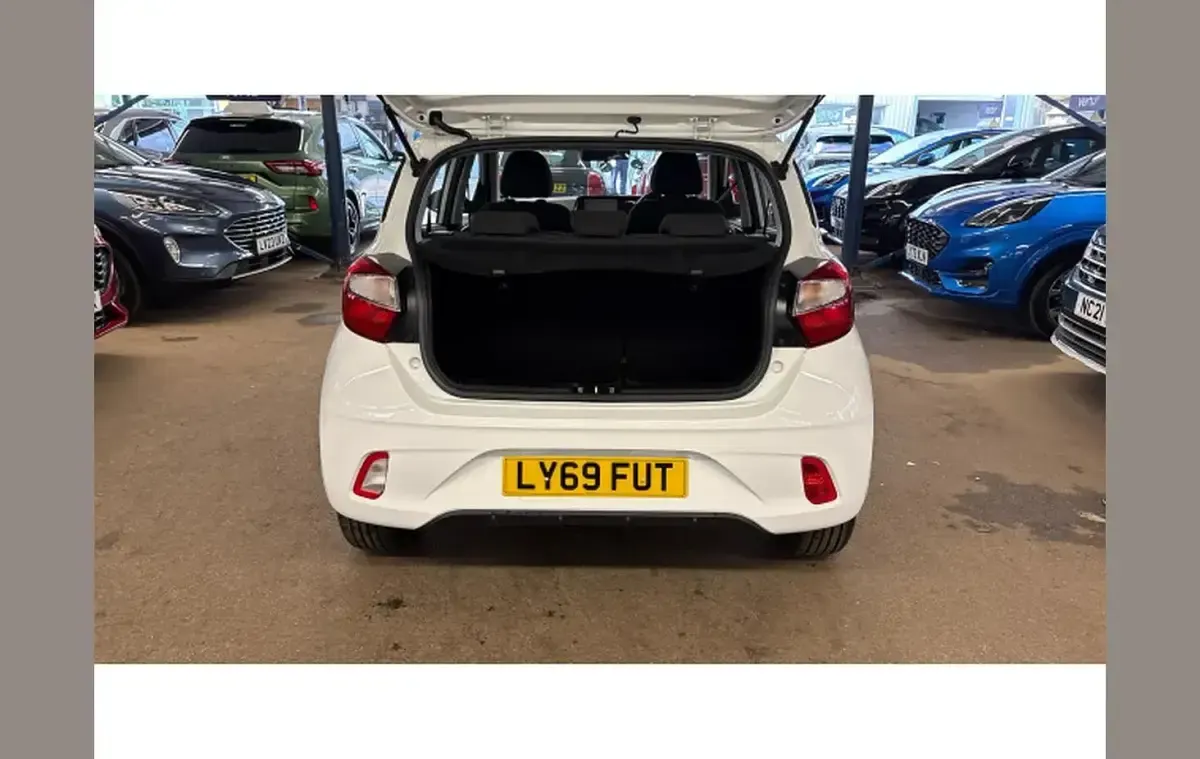 Used Hyundai i10 SE 67 HP (49 kW) 2020 White Hatchback