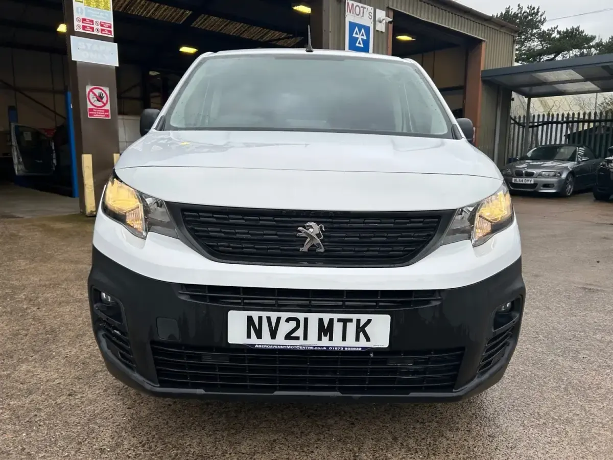 Begagnad Peugeot Partner 100 HK (73 kW) 2021 Vit Minibuss