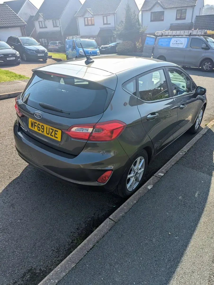 Usado Ford Fiesta Zetec 100 HP (73 kW) 2019 Cinzento Citadino
