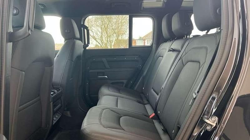 Usado Land Rover Defender SE Dynamic 249 HP (183 kW) 2025 Preto SUV