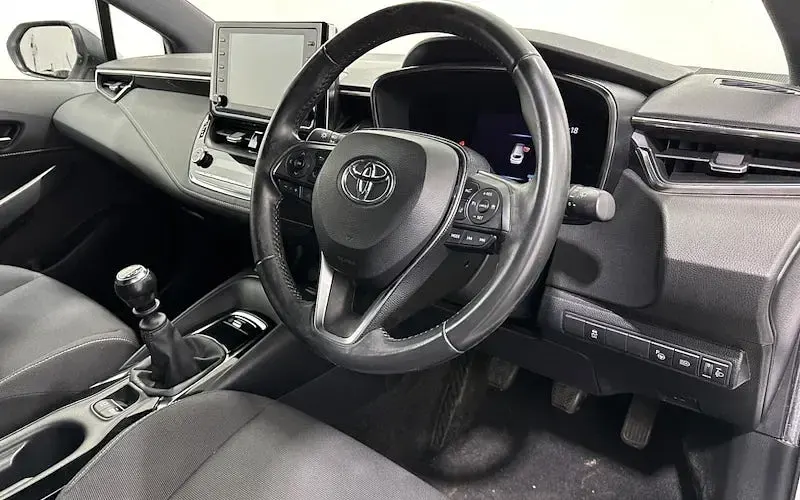 Used Toyota Corolla Design 116 HP (85 kW) 2019 White Estate