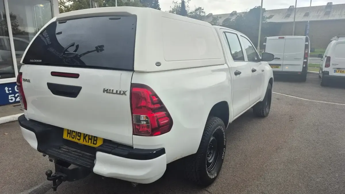 Used Toyota HiLux Active 150 HP (110 kW) 2019 White Pickup