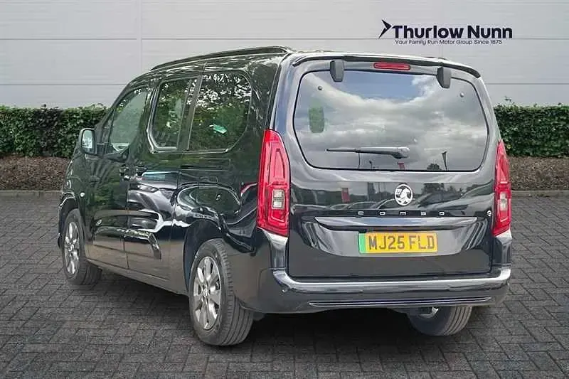 Second-hand Vauxhall Combo Ultimate 100 kW (136 CP) 2025 Negru Monovolum