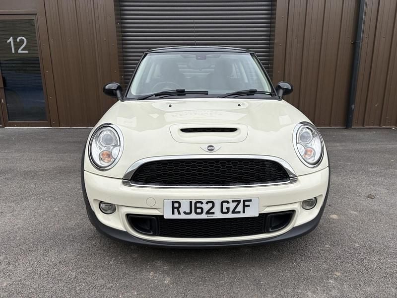 Begagnad Mini Cooper S Hatch 184 HK (135 kW) 2012 Vit Halvkombi