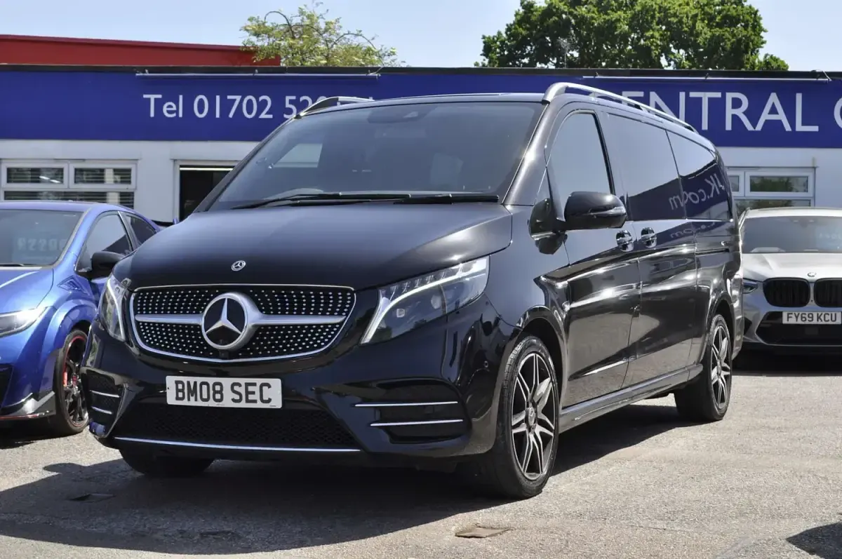Usado Mercedes V220 AMG line 163 HP (119 kW) 2023 Preto Monovolume