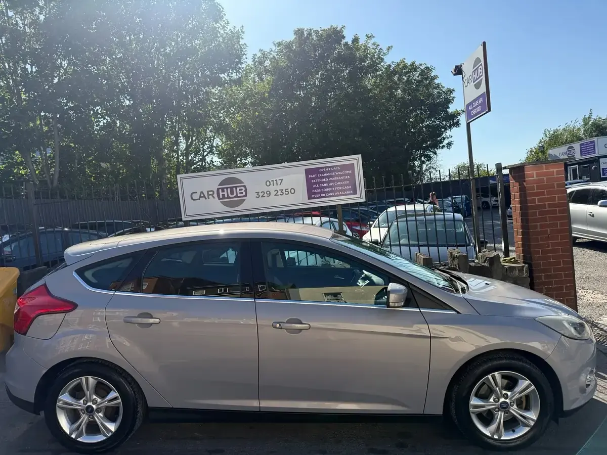 Used Ford Focus Zetec 125 HP (91 kW) 2011 Silver Hatchback