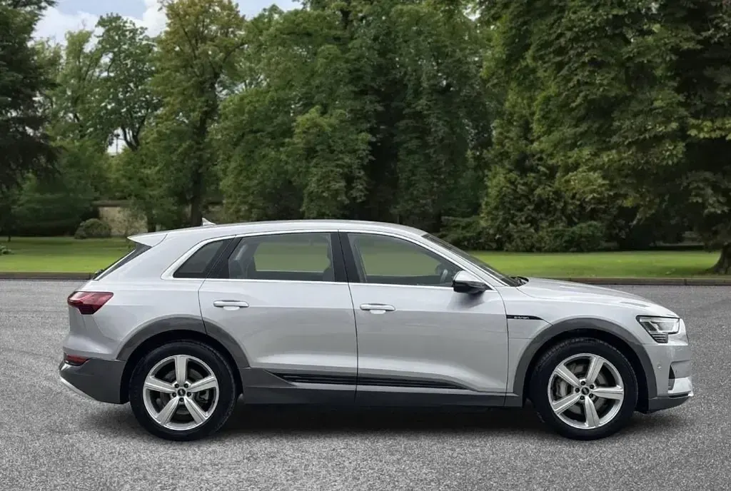 Używany Audi e-tron Design 300 kW (408 KM) 2021 Srebrny SUV