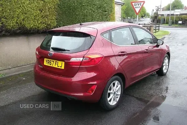 Usado Ford Fiesta Zetec 70 CV (51 kW) 2017 Rojo Utilitario