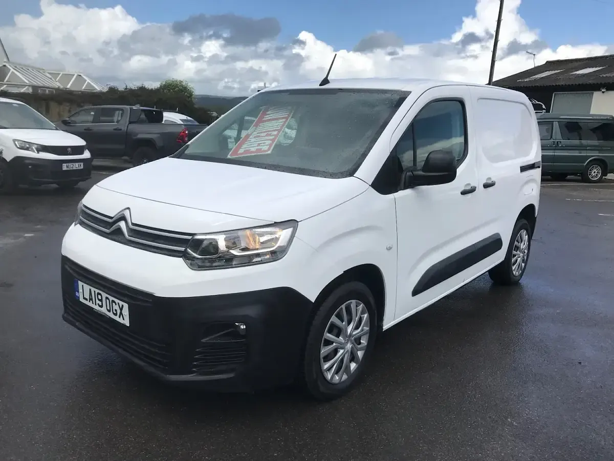 Used Citroën Berlingo Start 100 HP (73 kW) 2019 White MPV