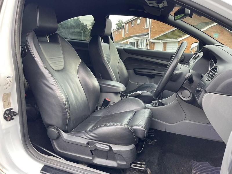 Begagnad Ford Focus ST 2010 Vit Halvkombi