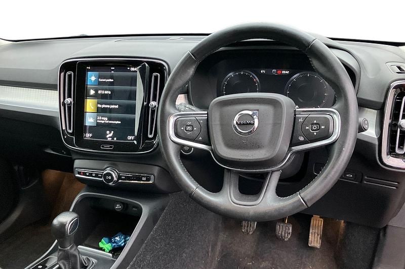 Used Volvo XC40 Momentum 150 HP (110 kW) 2020 Red SUV