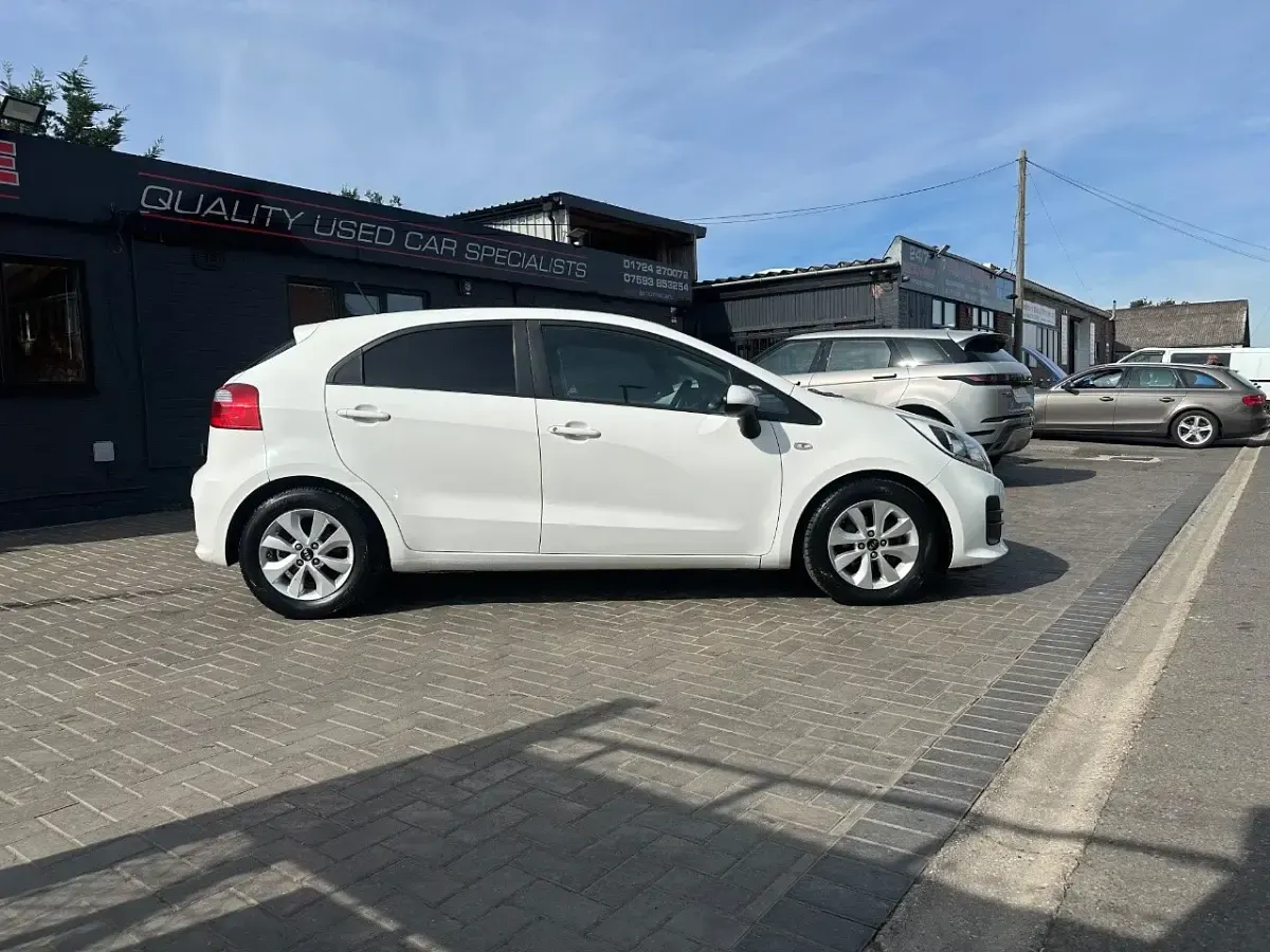 Used Kia Rio 84 HP (61 kW) 2015 White Hatchback