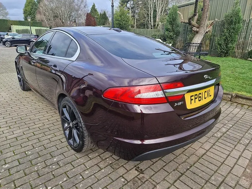 Second-hand Jaguar XF Premium Luxury 190 CP (139 kW) 2011 Roșu Berlinǎ