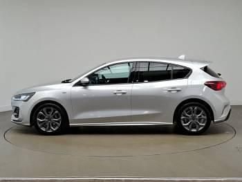 Begagnad Ford Focus ST-Line 125 HK (91 kW) 2023 Silver Halvkombi