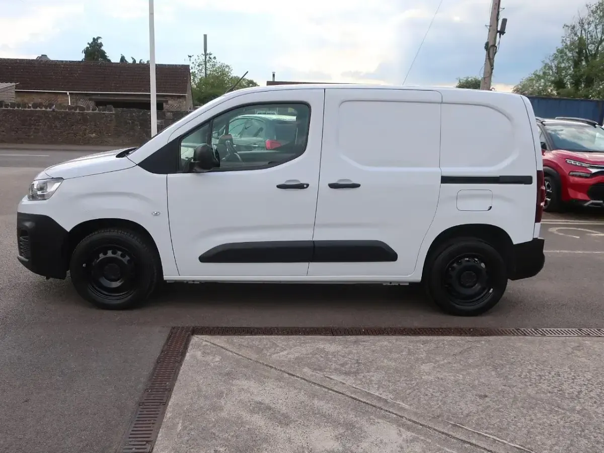 Used Citroën Berlingo 99 HP (72 kW) 2022 White MPV
