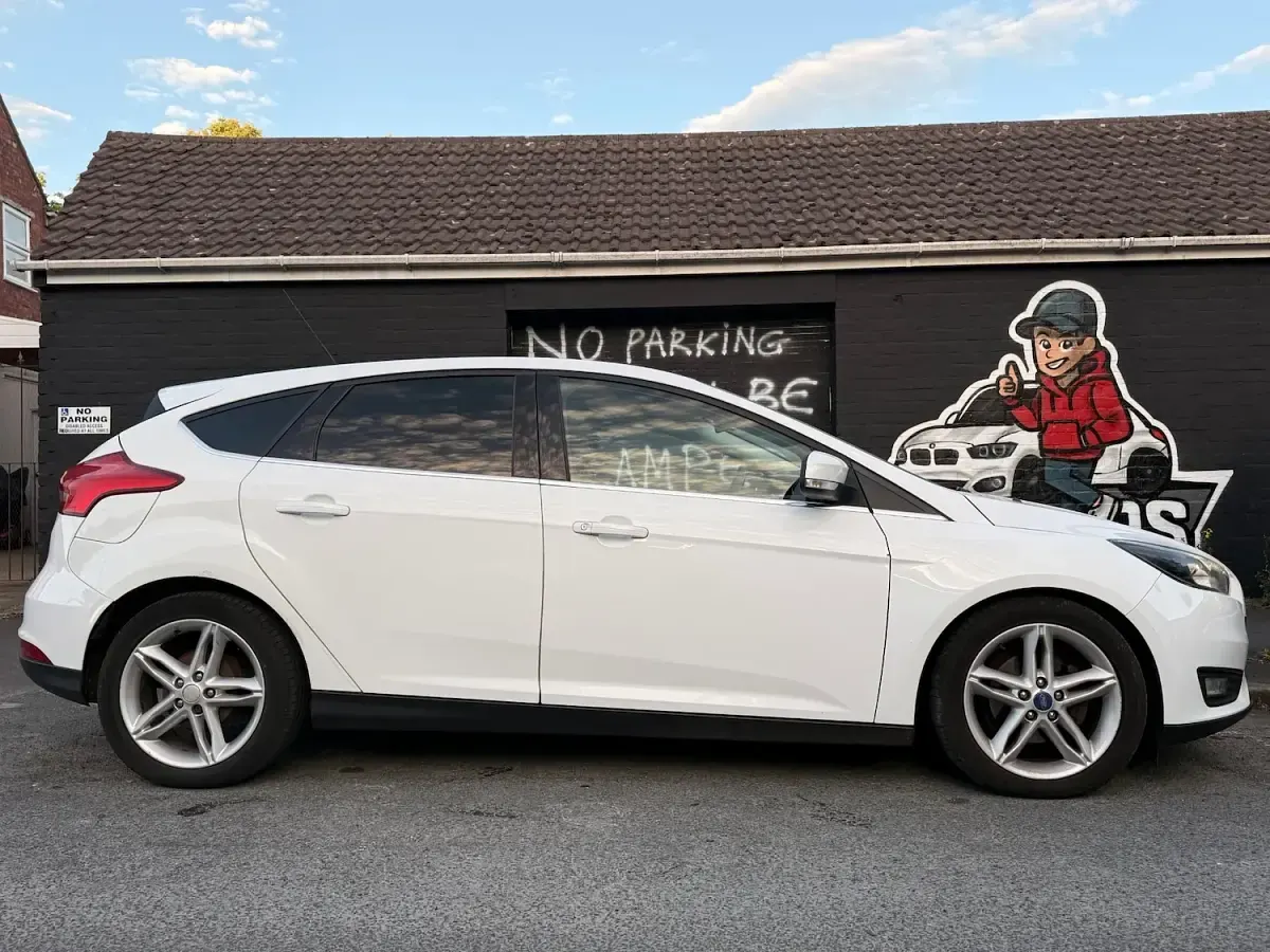 Used Ford Focus Zetec 120 HP (88 kW) 2015 White Hatchback