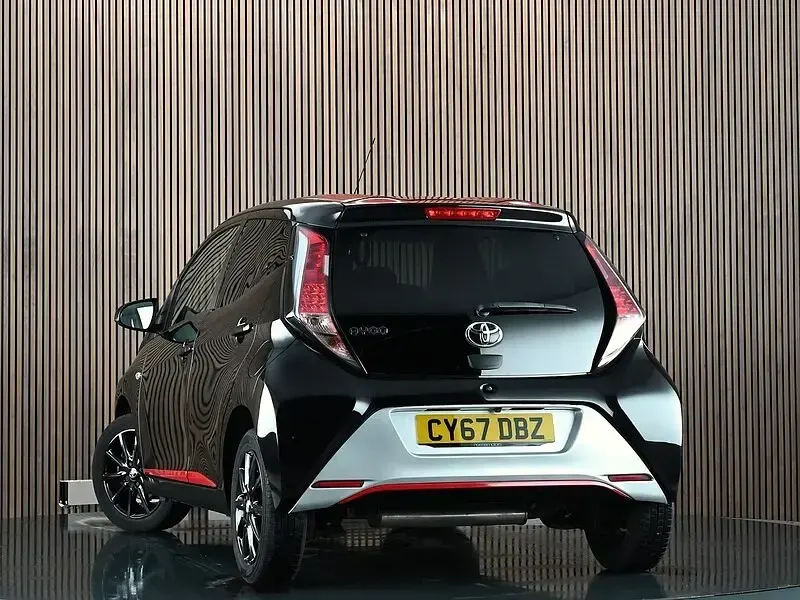 Begagnad Toyota Aygo x-press 69 HK (50 kW) 2017 Svart Halvkombi