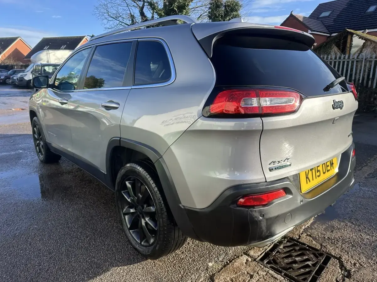 Begagnad Jeep Cherokee Limited 200 HK (147 kW) 2015 Grå SUV
