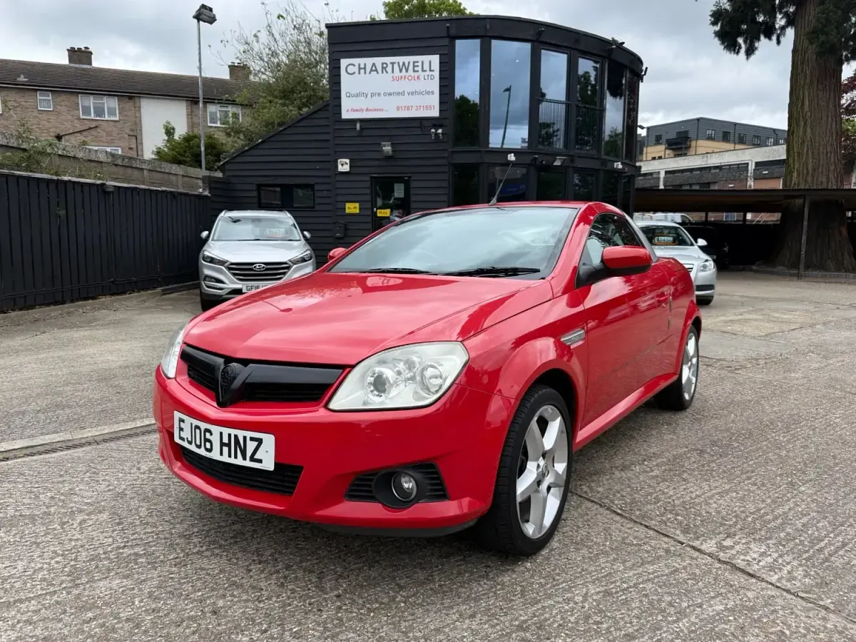 Używany Vauxhall Tigra 125 KM (91 kW) 2006 Czerwony Kabriolet