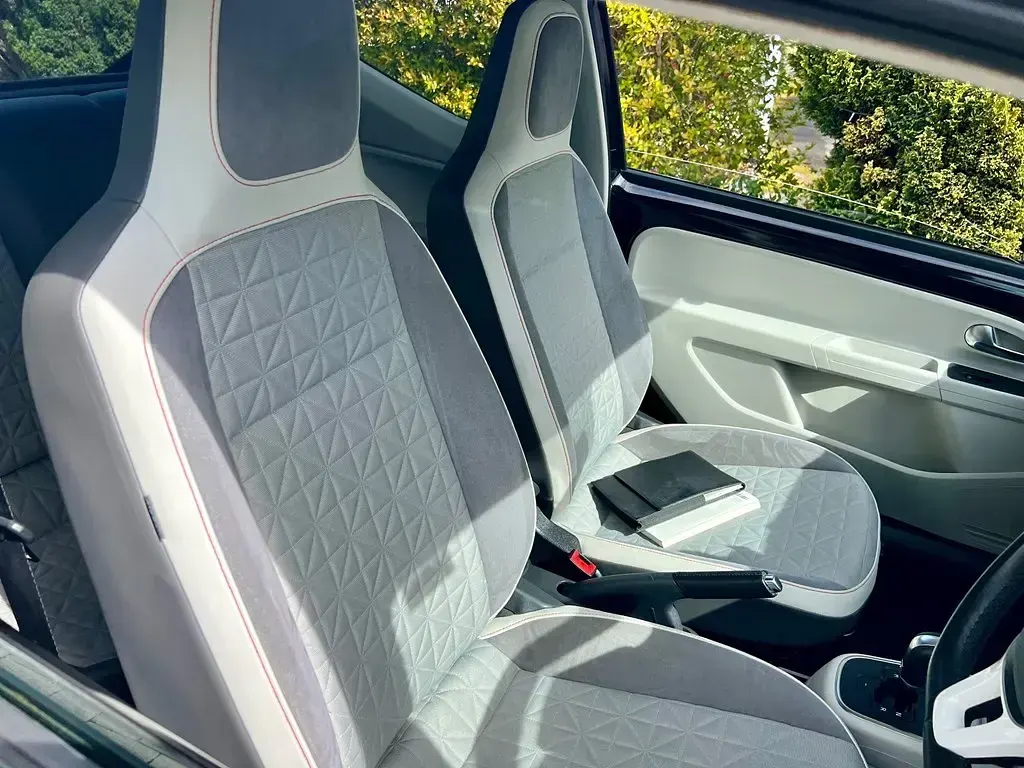 Used VW up! Beats 60 HP (44 kW) 2016 Black Hatchback