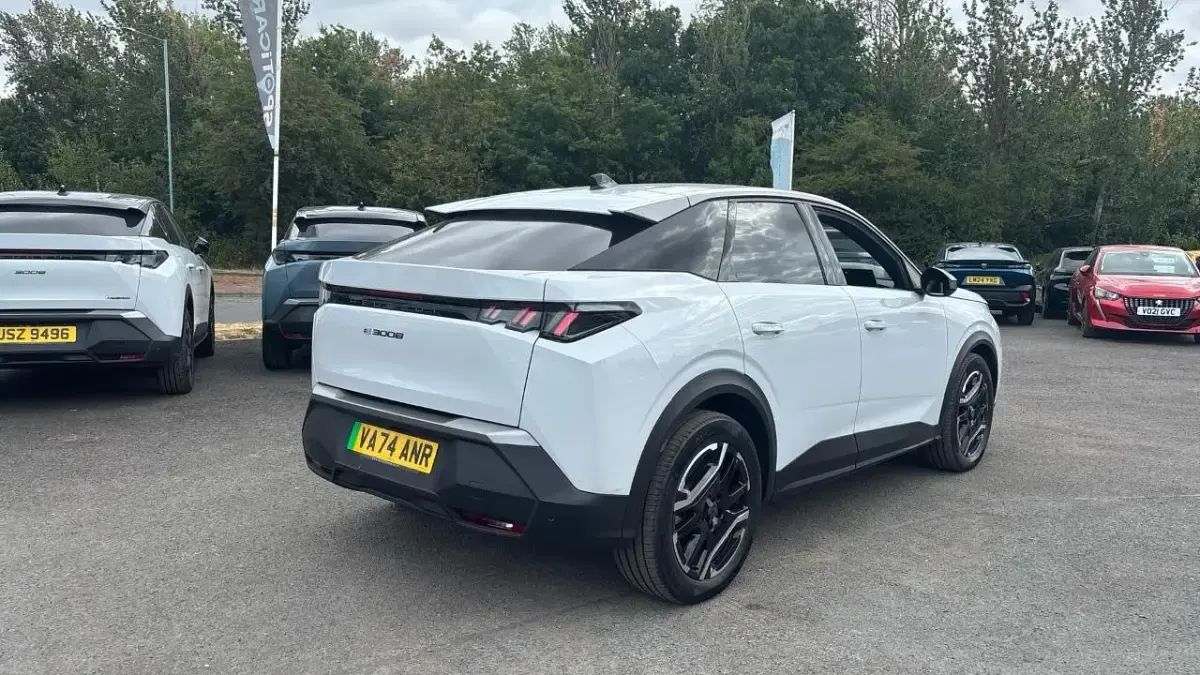 Used Peugeot e-3008 Allure 152 kW (207 HP) 2025 White SUV