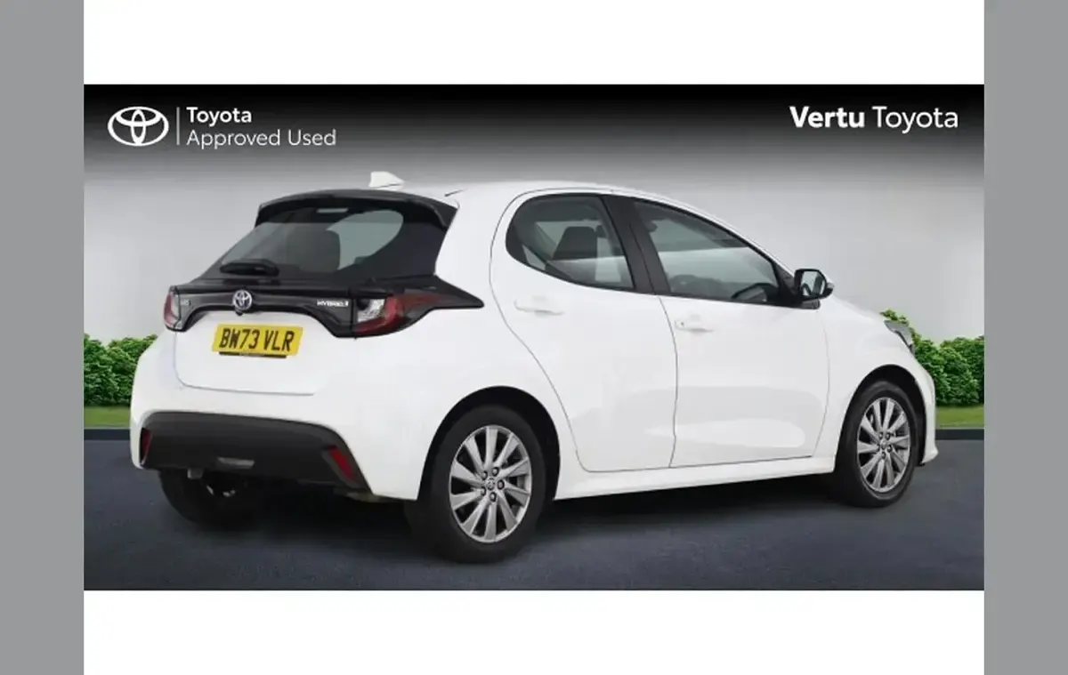 Used Toyota Yaris 116 HP (85 kW) 2024 White Hatchback