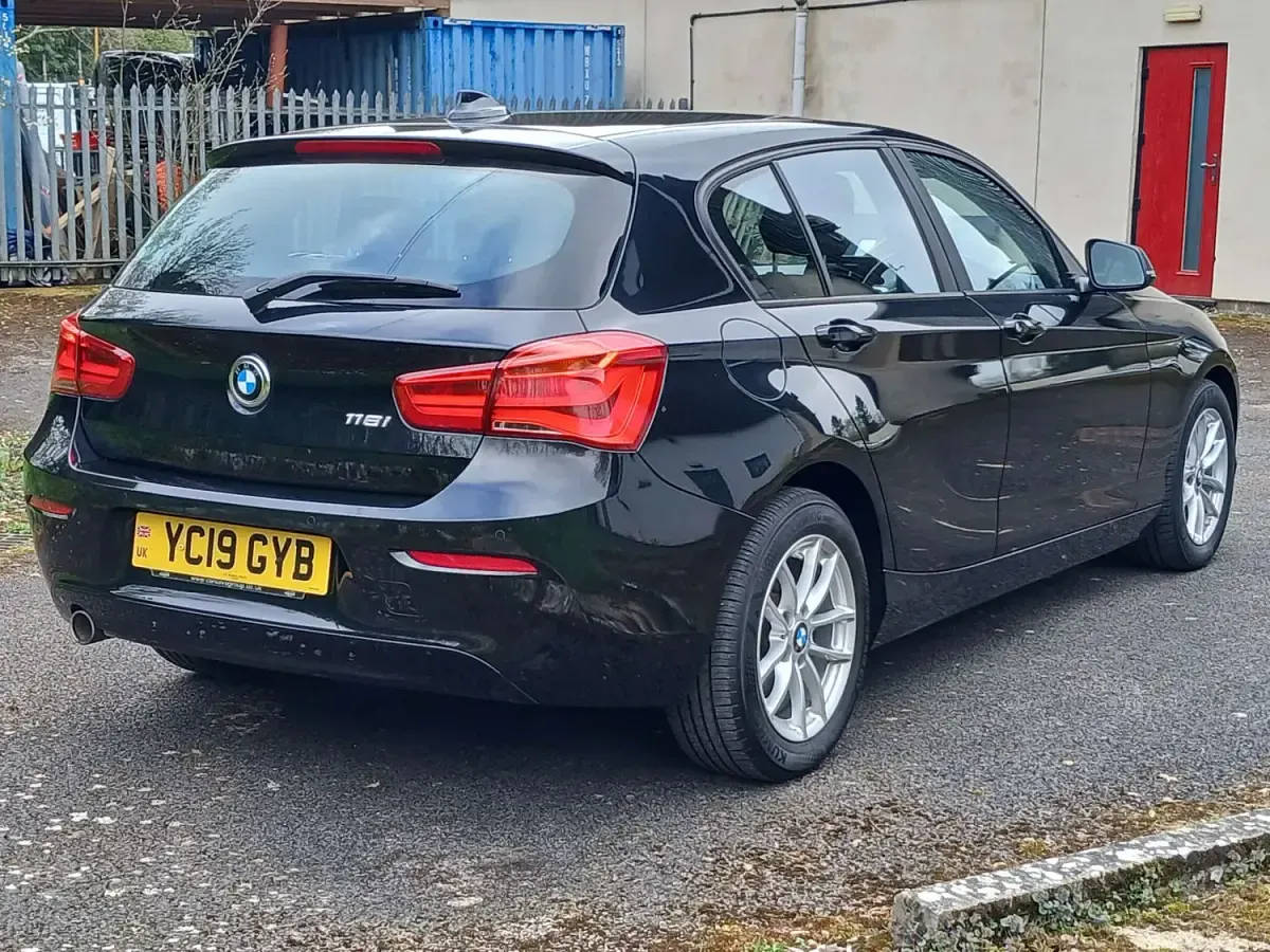 Używany BMW 118 Comfort Edition 2019 Czarny Hatchback