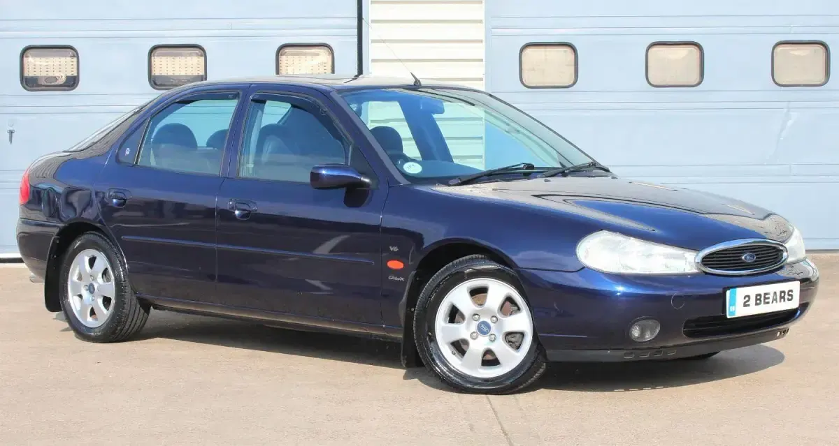 Used Ford Mondeo Ghia 1996 Blue Hatchback