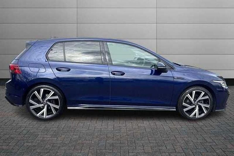 Second-hand VW Golf VIII R-line 150 CP (110 kW) 2022 Albastru Hatchback