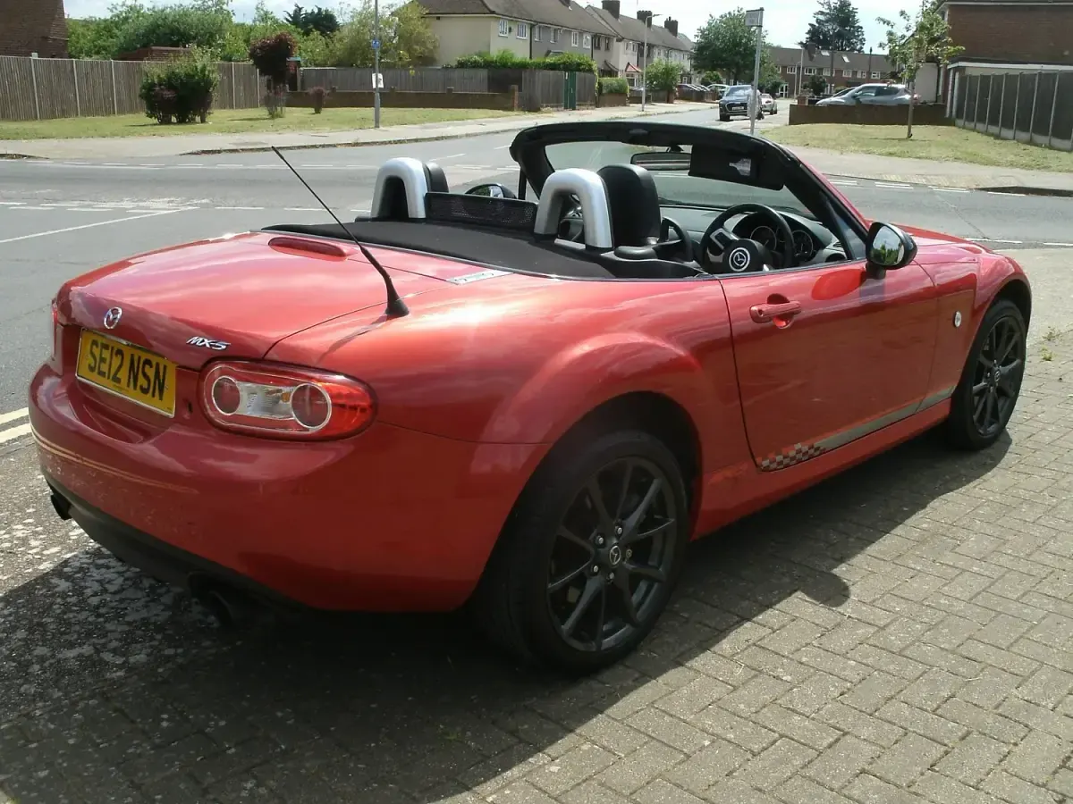 Usado Mazda MX5 126 HP (92 kW) 2012 Multicoloured Cabrios