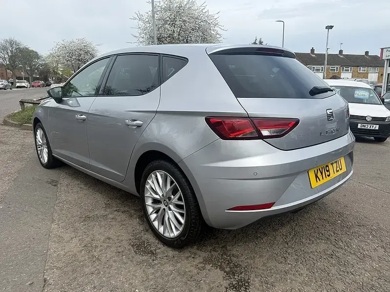 Used Seat Leon SE Dynamic 115 HP (84 kW) 2019 Silver Hatchback