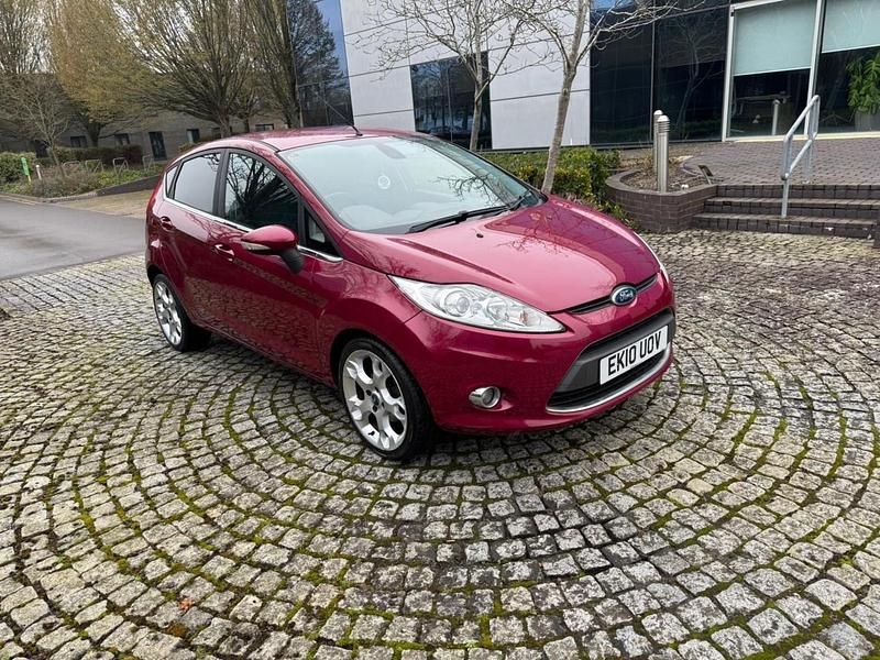 Usado Ford Fiesta Titanium 118 HP (86 kW) 2010 Vermelho Citadino